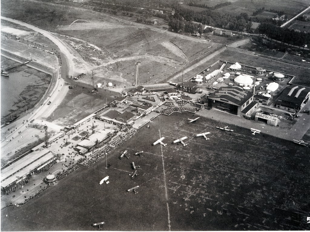 Vliegveld Waalhaven, 9-1922, de Waalhaven wordt nog uitgebaggerd, een speciale feestelijke dag op het vliegveld