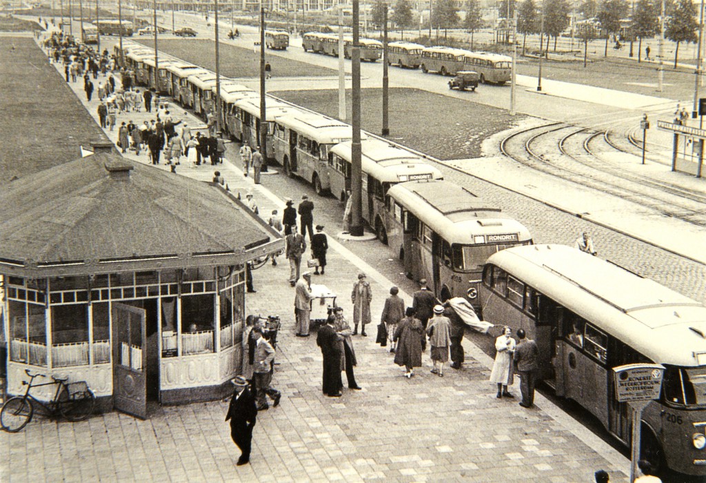 Na de verhuizing vanaf de Coolsingel werd het tramhuisje een bekende plaats waarvandaan de Wederopbouwritten vertrokken (Foto: Dick de Haan)