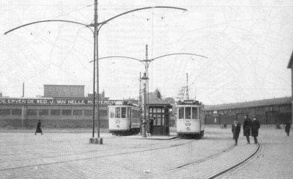 Motorrijtuigen 65 en 69 van lijn 9 en 13, op de  Wilhelminakade, 1924