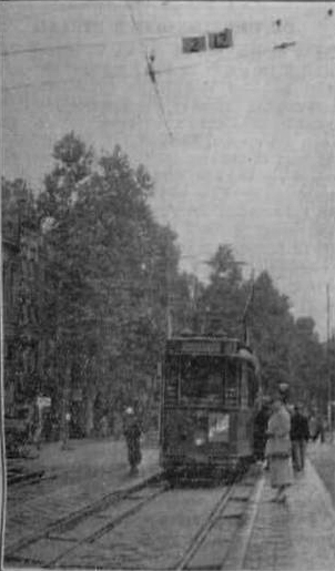 AANDUIDING VAN HALTES Bij wijze van proef zijn aan de ophangdraden van de bovenleiding van de tram bij de Zeevischmarkt bordjes bevestigd waarop de nummers van de lijnen zijn aangegeven die daar passeeren zoodat het publiek van groten afstand zich al kan oriënteren omtrent de haltes. Indien de proef voldoet zullen er nieuwe bordjes komen die tweemaal zoo groot zijn.