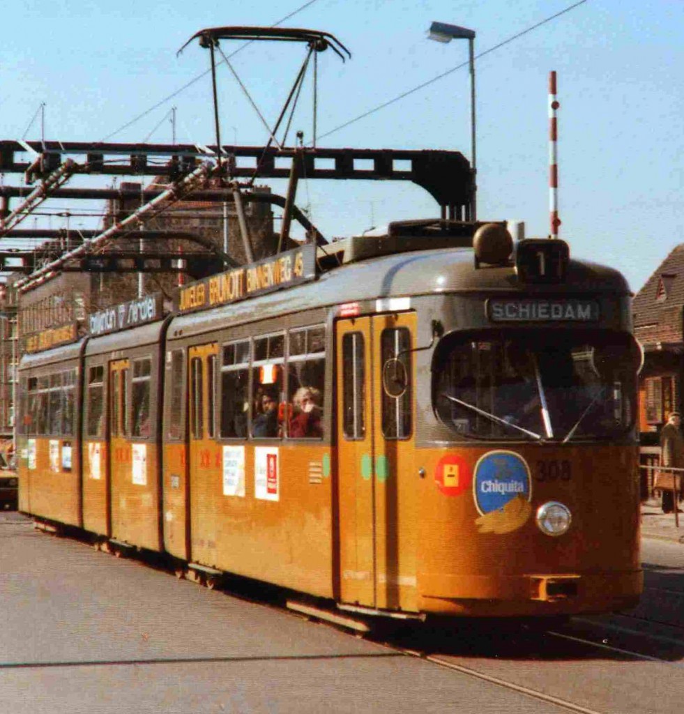 De rode bal met de stempelautomaat is duidelijk zichtbaar aan de voorzijde van motorrijtuig 308