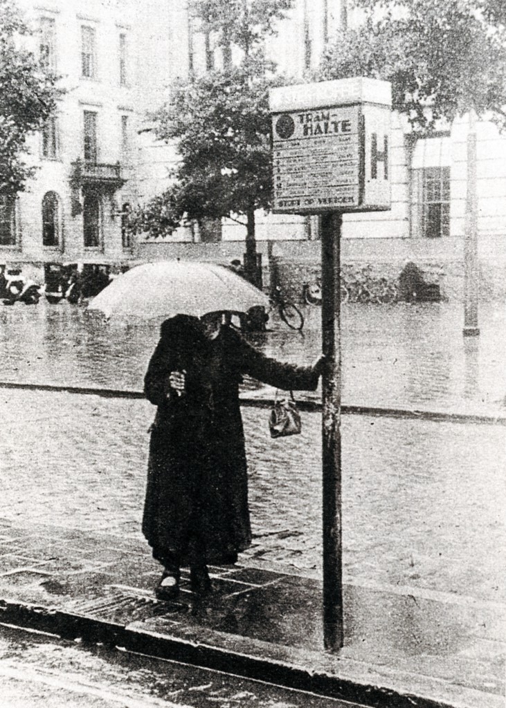 Wachten op de tram, de tramhalte is zelfs voorzien van reclame voor * Ster Koffie, 1939.