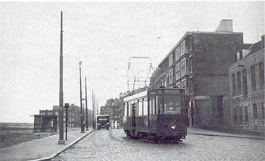 Wachthuisje met motorrijtuig 541, lijn 3, Heer Vrankestraat, 1933