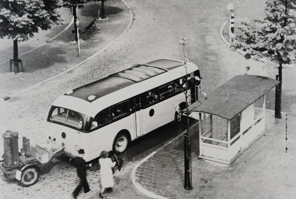 Wachthuisje-Bushokje Rubensplein, Schiedam, 1-8-1941, RET bus 87, kenteken HZ-93548 van lijn k met een houtgasgenerator. 