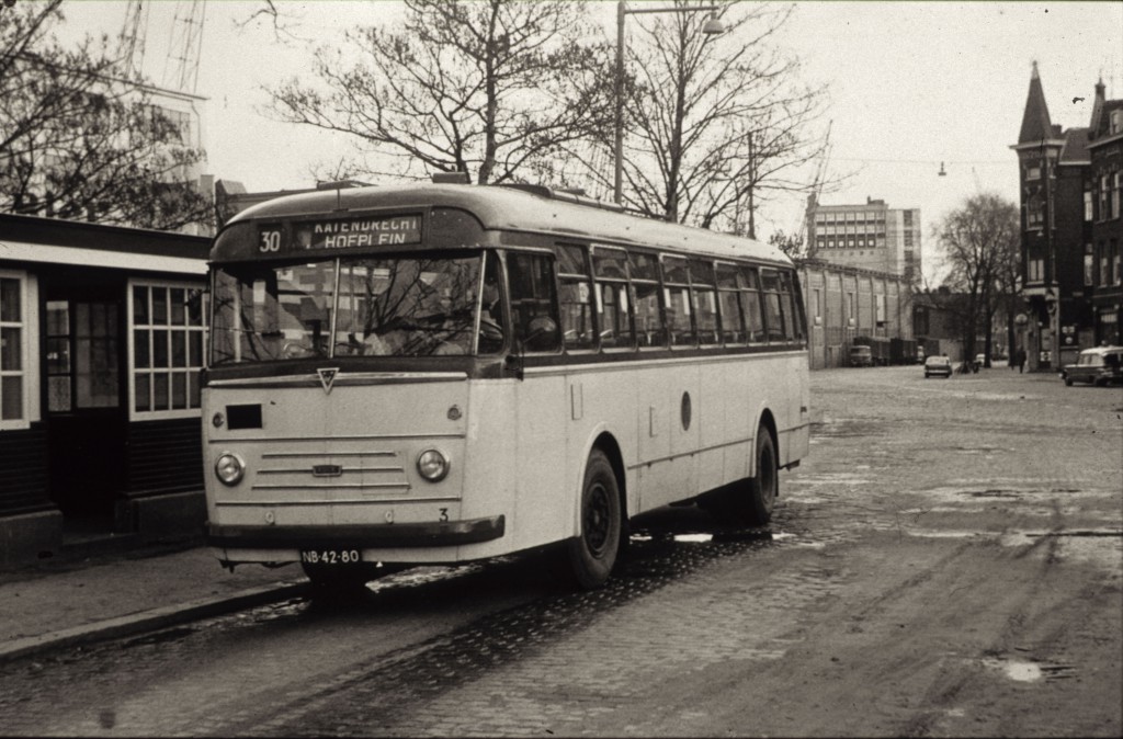 Wachthuisje/Bushokje aan de Veerlaan met een huurbus van de HTM, 1964