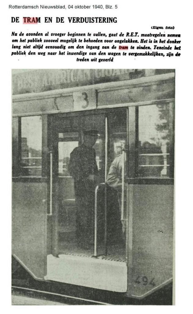19401004-witte-treden-in-de-tram-rn
