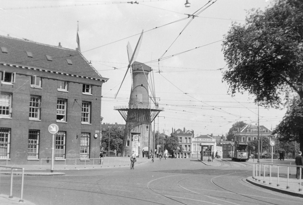 Motorrijtuig 557, lijn 4, Oostplein, wachthuisje