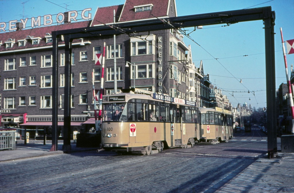 Motorrijtuig 100 en aanhangrijtuig 1039 , lijn 4, Lage Erfbrug, 23-12-1962, (foto: Jos Niehorster)