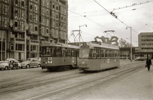 Motorrijtuig 516, aanhangrijtuig 1001, lijn 2, Motorrijtuig 14, lijn 9,  twee voor Rotterdam kenmerkende generaties op het Stationsplein, 03-07-1961 (foto: Jos Niehorster)