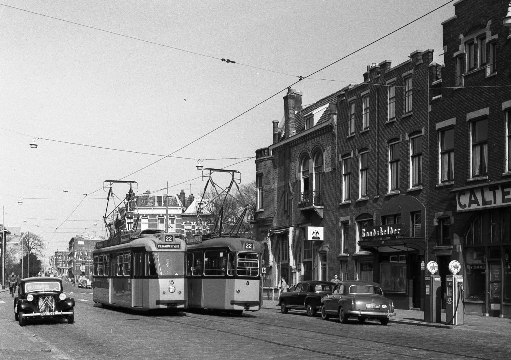 Motorrijtuigen 15 en 8, lijn 22, Walenburgerweg, 19-4-1958