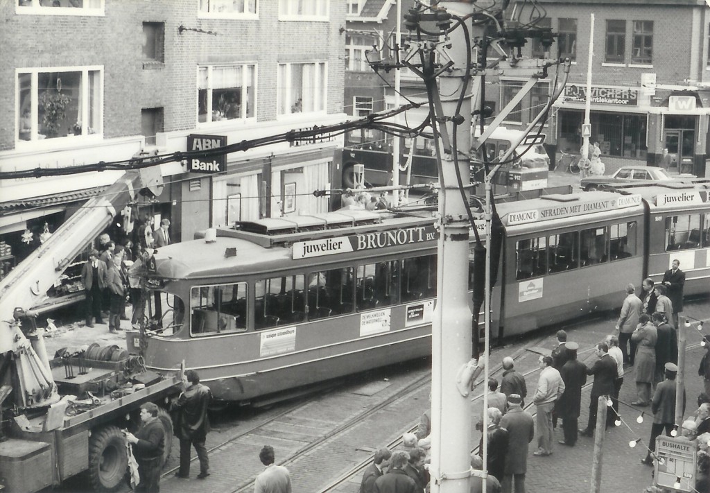 Motorrijtuig 1609, ontsporing en aanrijding Kleiweg-Straatweg 14-12-1984 (foto: F.J. v. Zonneveld)