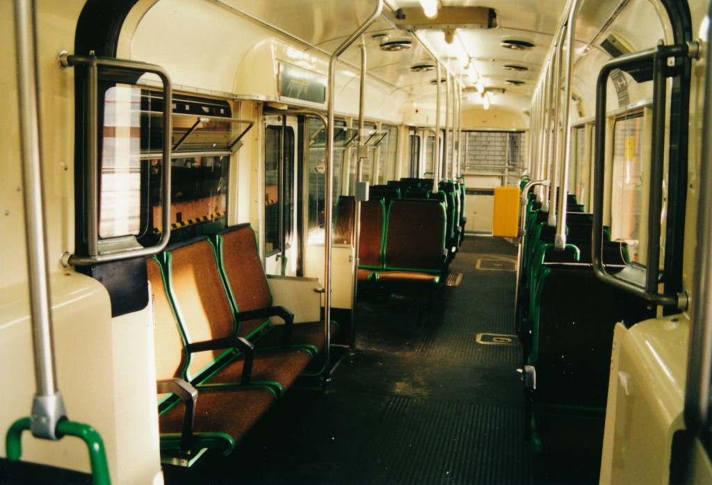 Motorrijtuig 1611, het nieuwe interieur met langsbanken, 16-12-1995