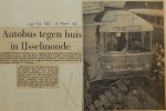 19560315-Autobus-botst-op-huis-in-IJsselmonde