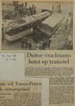 19561109-Duitse-vrachtauto-botst-op-tramstel