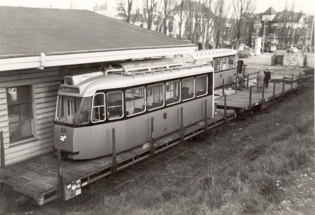 Motorrijtuig 231  bij aankomst, Ceintuurbaan, 15-1-1957