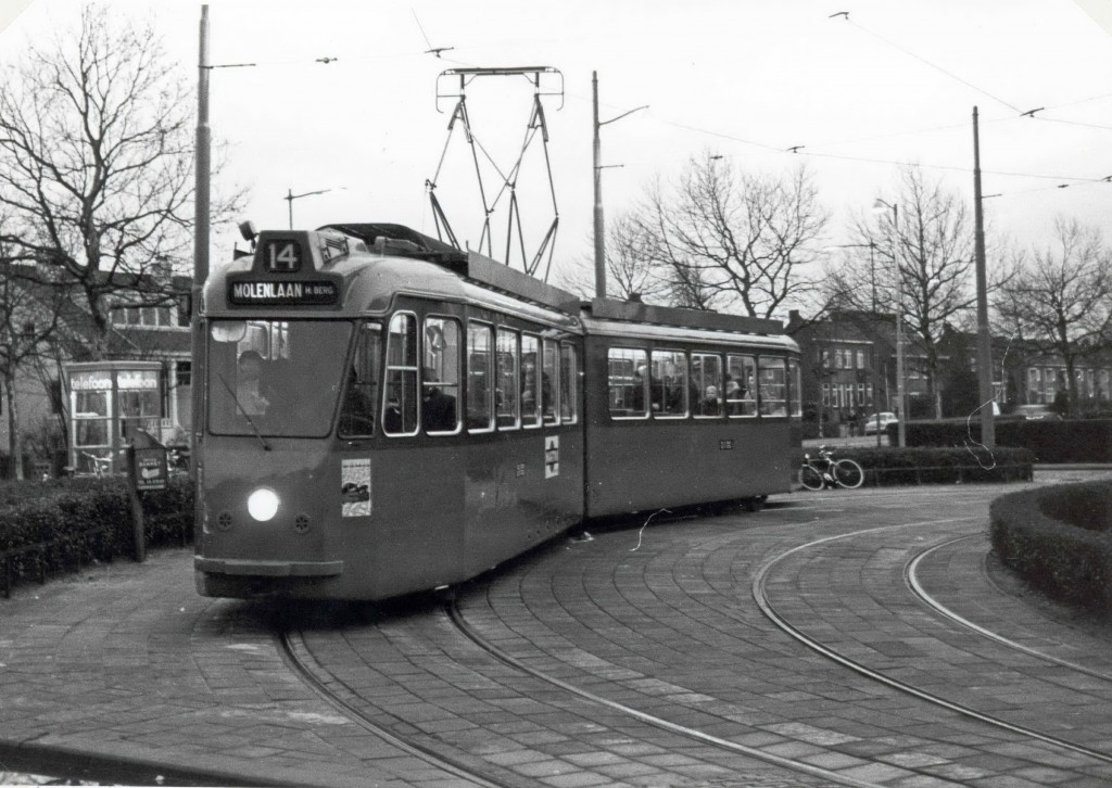 Motorrijtuig 238, lijn 14, Molenlaan, een van de weinige foto's van een Schindler op deze plek, 14-12-1966