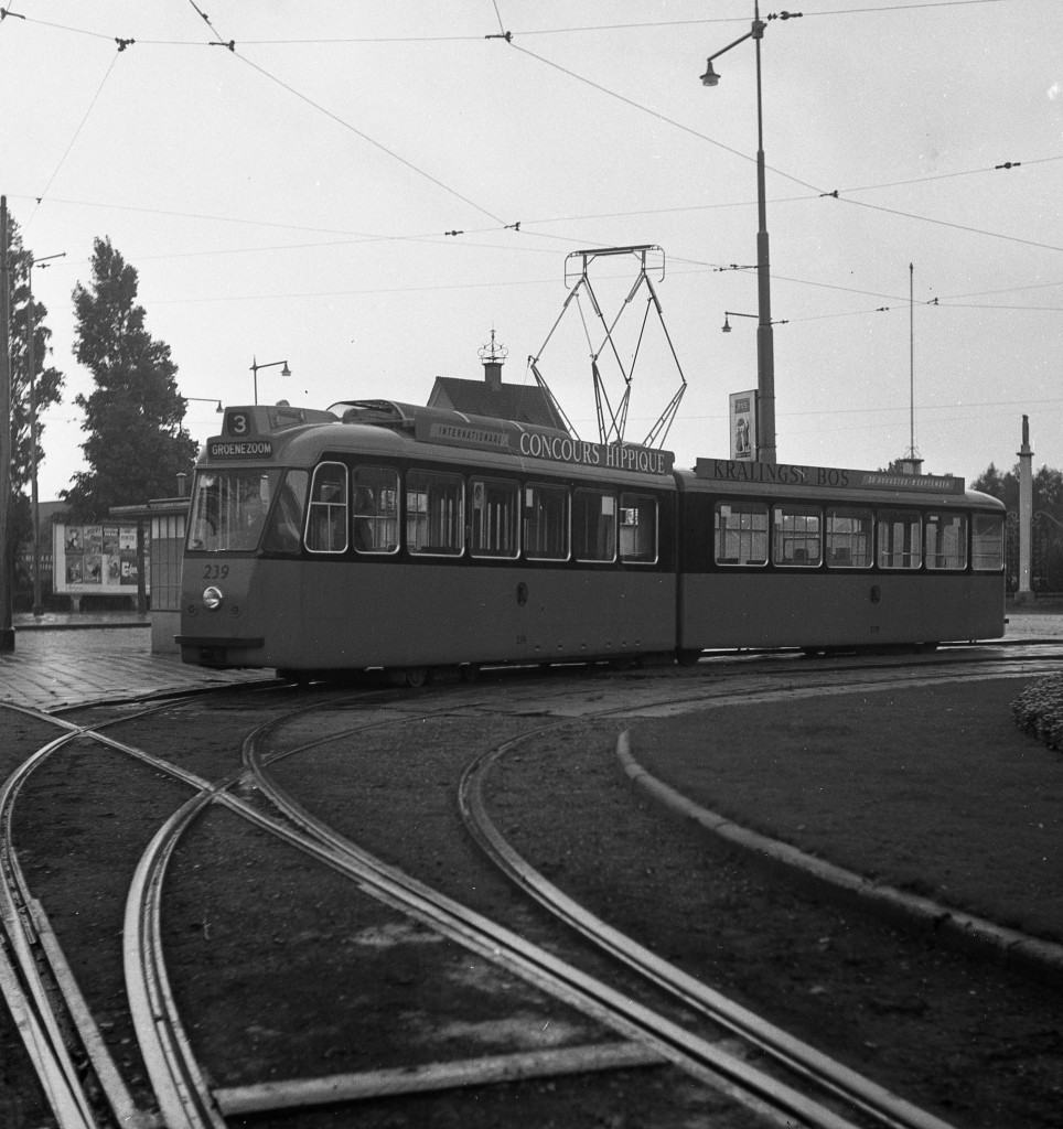 Zo zullen velen zich de gelede Schindler herinneren, motorrijtuig 239, lijn 3, aan de Van Aerssenlaan voor Diergaarde Blijdorp, 25-8-1957, (foto: J. Niehorster)