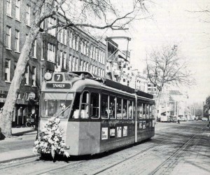 Motorrijtuig 243, versierd ter ere van de opening van lijn 7, Vlietlaan, 2-2-1981