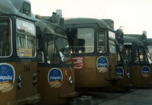 Motorrijtuig 244 temidden van lotgenoten op de sloop, 5-2-1985, (foto: D. de Haan)