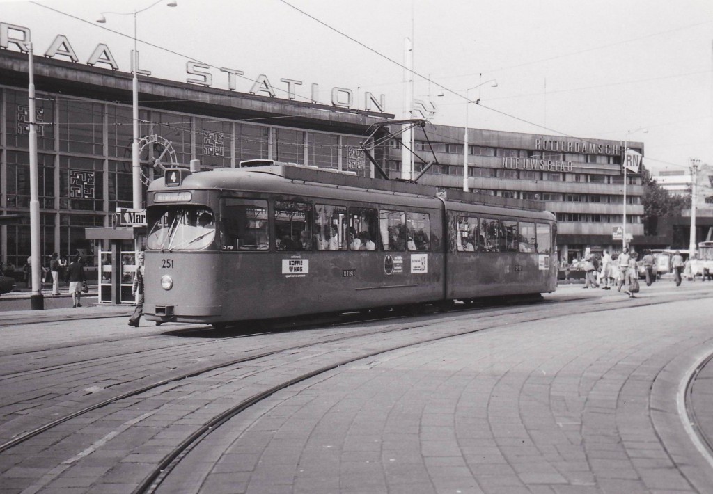 Motorrijtuig 251, lijn 4, Stationsplein, 6-1975, (foto: L.J. de Reijke)