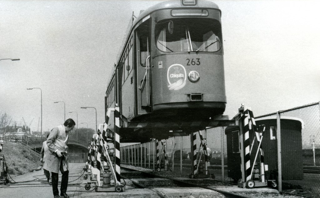 Motorrijtuig 263, overbrenging vanaf remiseterrein Hilledijk naar RMO voor onderhoud, 4-5-1972, (foto: Rob Schippers)