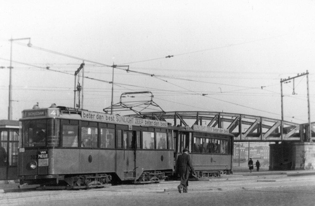 Motorrijtuig 302, lijn 4, Pompenburg, (foto: W.J. Haynes)