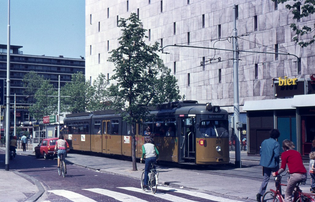 Motorrijtuig 319, lijn 8, Van Oldenbarneveltstraat, 17-5-1976 (dia: R. van der Meer)