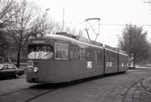 Motorrijtuig 352, lesrijtuig, Stationsplein, 10-5-1984, ( foto L.R. De Reijke )
