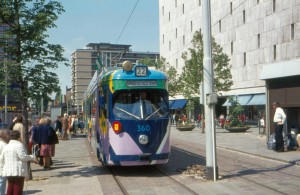 Motorrijtuig 360, lijn 22 Binnenstadstram, Van Oldenbarneveltstraat, thematram, 22-5-1976