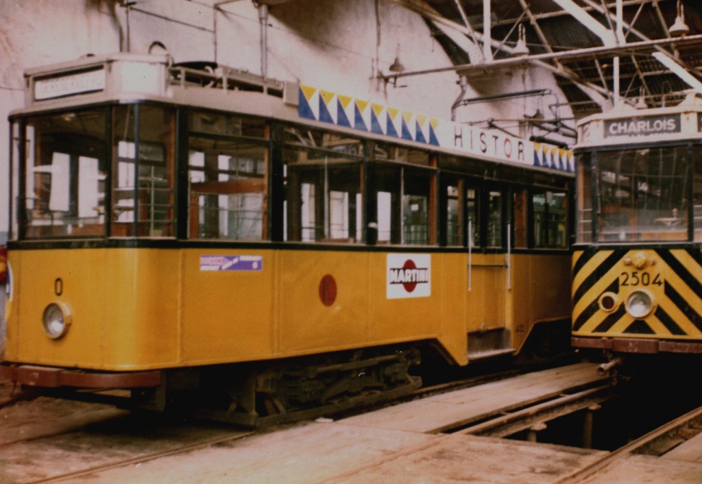 Motorrijtuig 402 tijdens de omnummering naar motorrijtuig 303 (Tramweg Stichting), remise Delfshaven, 1974, (foto: Dirk de Haan)