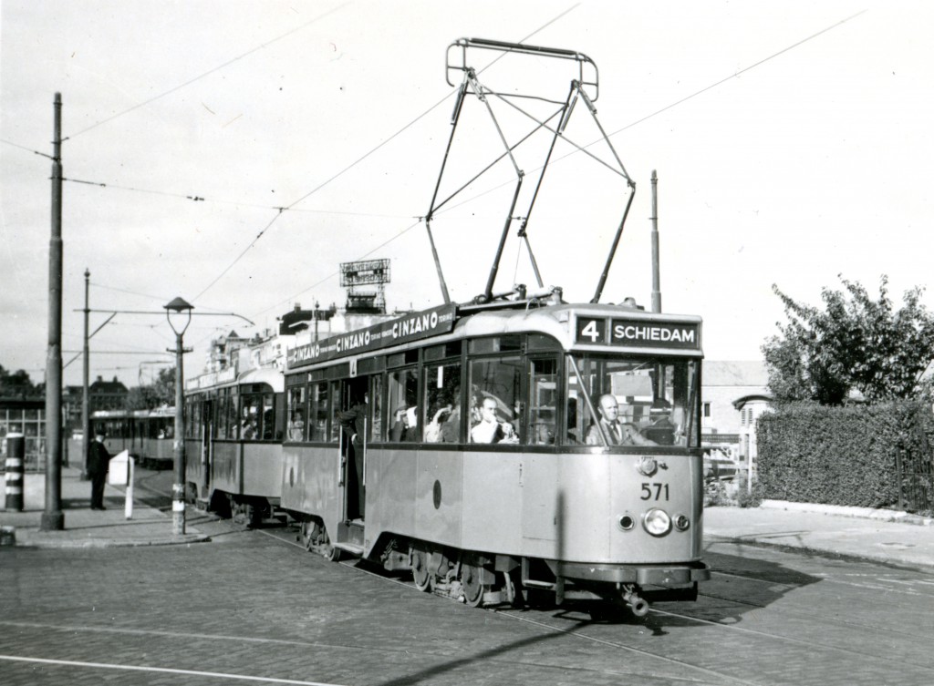 Motorrijtuig 571, lijn 4, met aanhangrijtuig 1021, Oosterkade, 12-8-1949