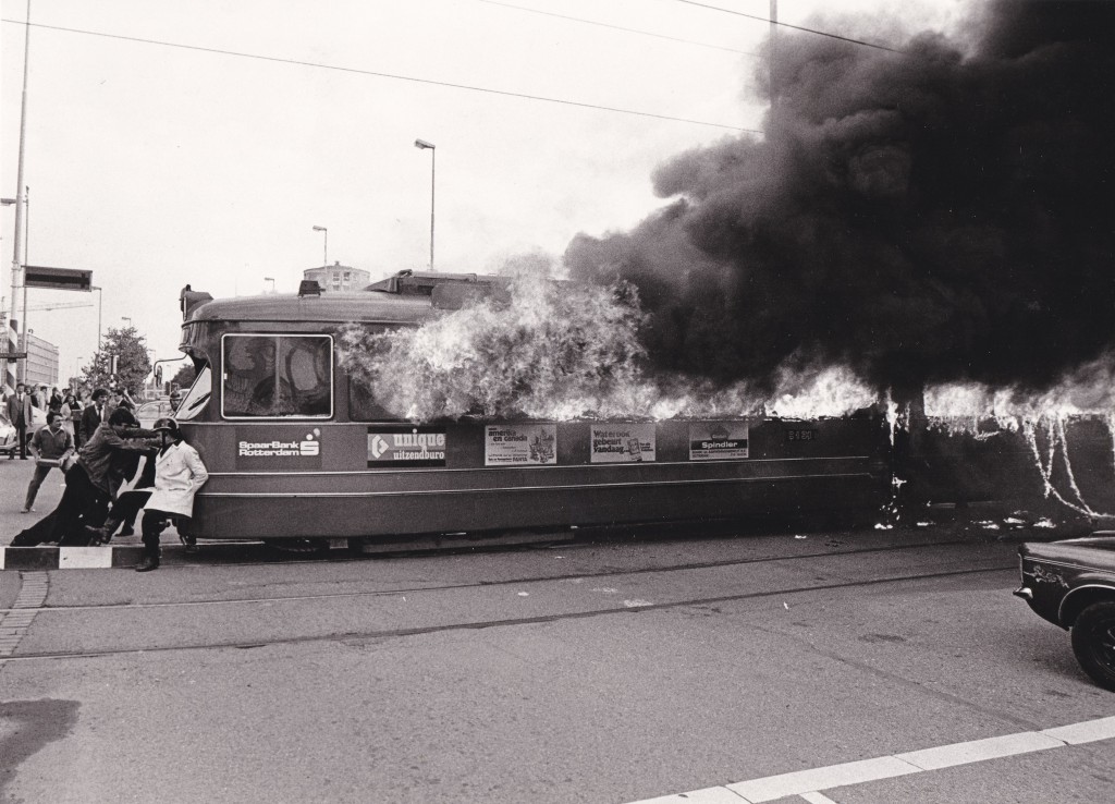 Motorrijtuig 617, lijn 6, in brand op het Churchillplein, 24-9-1979