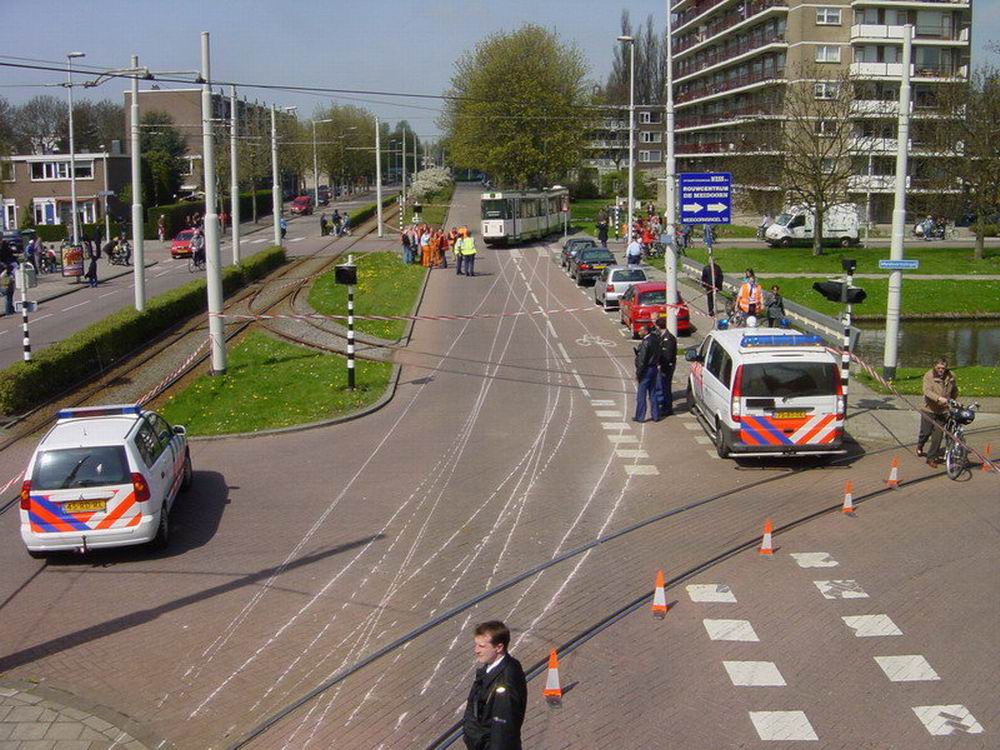 Motorrijtuig 710, lijn 5, Wilgenplaslaan, uit de rails gelopen met onwelle bestuurder, 26-4-2006