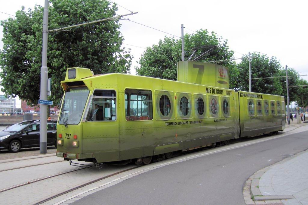 Motorrijtuig 727, lijn 5, Willemskade, de duikboottram, 27-8-2010, reclametram Werken bij de RET