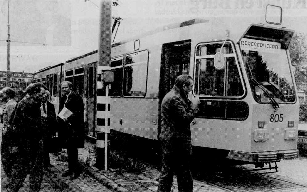 Motorrijtuig 805, perspresentatie 1e gerenoveerde tram Centrale werkplaats Kleiweg 10-10-1984