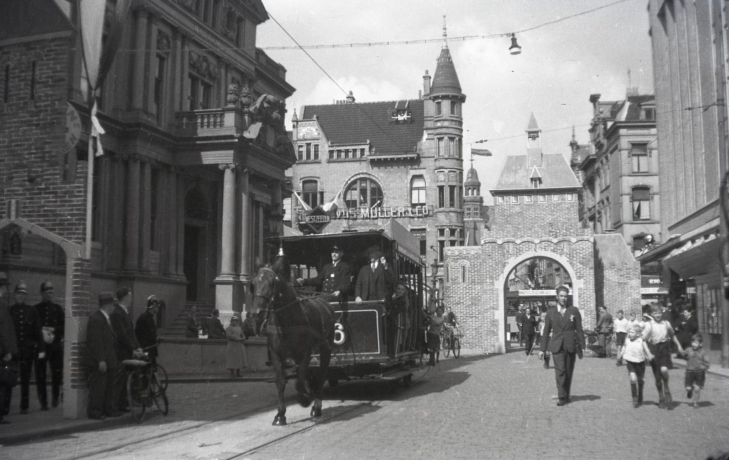 Paardentram 296, op de Schiedamschedijk (later Korte Hoogstraat), is in de VVV-feestweek net de namaak oude stadspoort onderdoor gegaan. (9-1934)