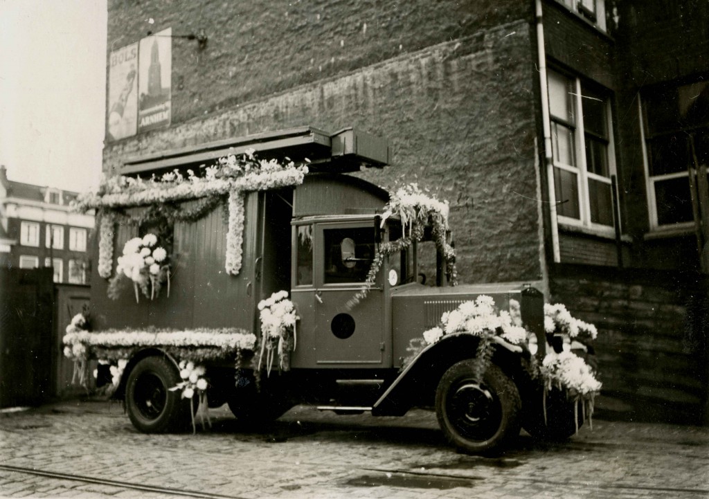 De versierde Krupp bovenleidingmontagewagen op het terrein van de remise Schiekade t.g.v. Koninginnedag 1935
