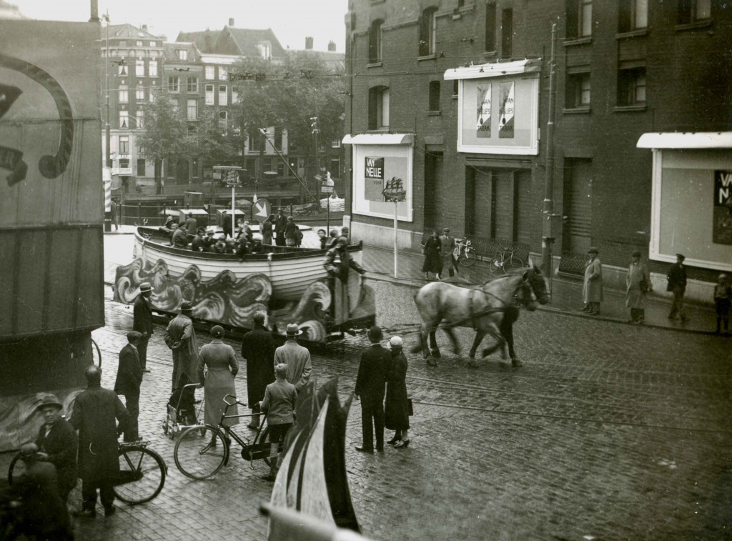 De sloepentram tijdens de VVV-week in augustus 1935 op de Vischmarkt