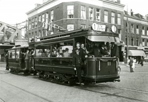 Motorrijtuig 11 en aanhangrijtuig 327 tijdens een feestrit tijdens het eenjarig bestaan van de S.T.A. (Stichting Tram Archief), op het Stieltjesplein, 24-8-1946