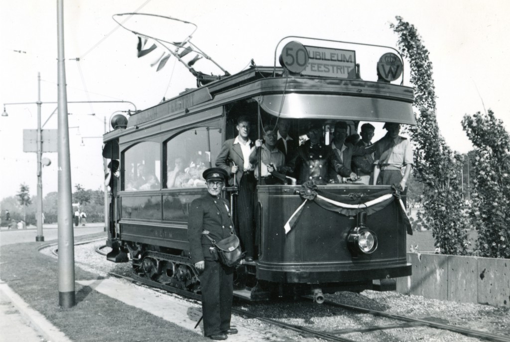 Jubileumritten met motorrijtuig 1 tijdens de feestweek t.g.v. het 50 jarig ambtsjubileum van Koningin Wilhelmina, 1948, Droogleever Fortuijnplein