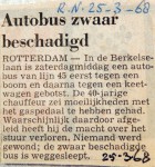 19680325 Autobus zwaar beschadigd Berkelselaan (RN)