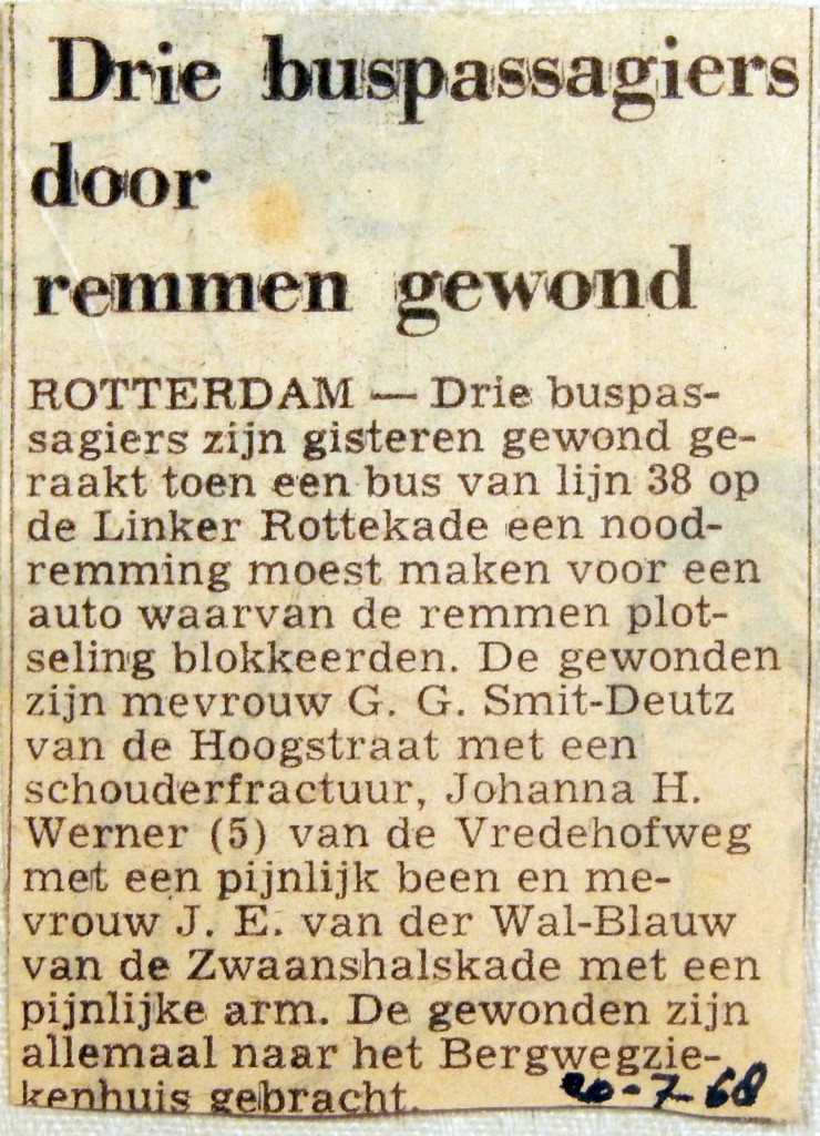 19680720 Drie buspasagiers door remmen gewond