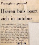 19680925 Ijzeren buis boort zich in autobus