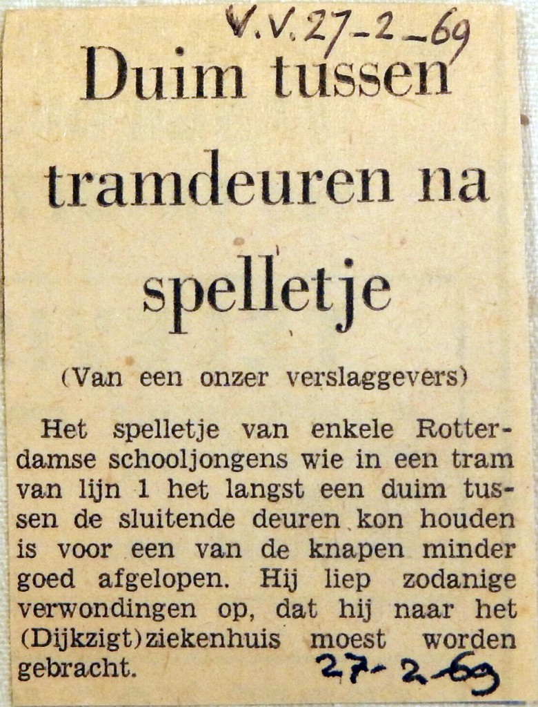 19690227 Duim tussen tramdeuren na spelletje