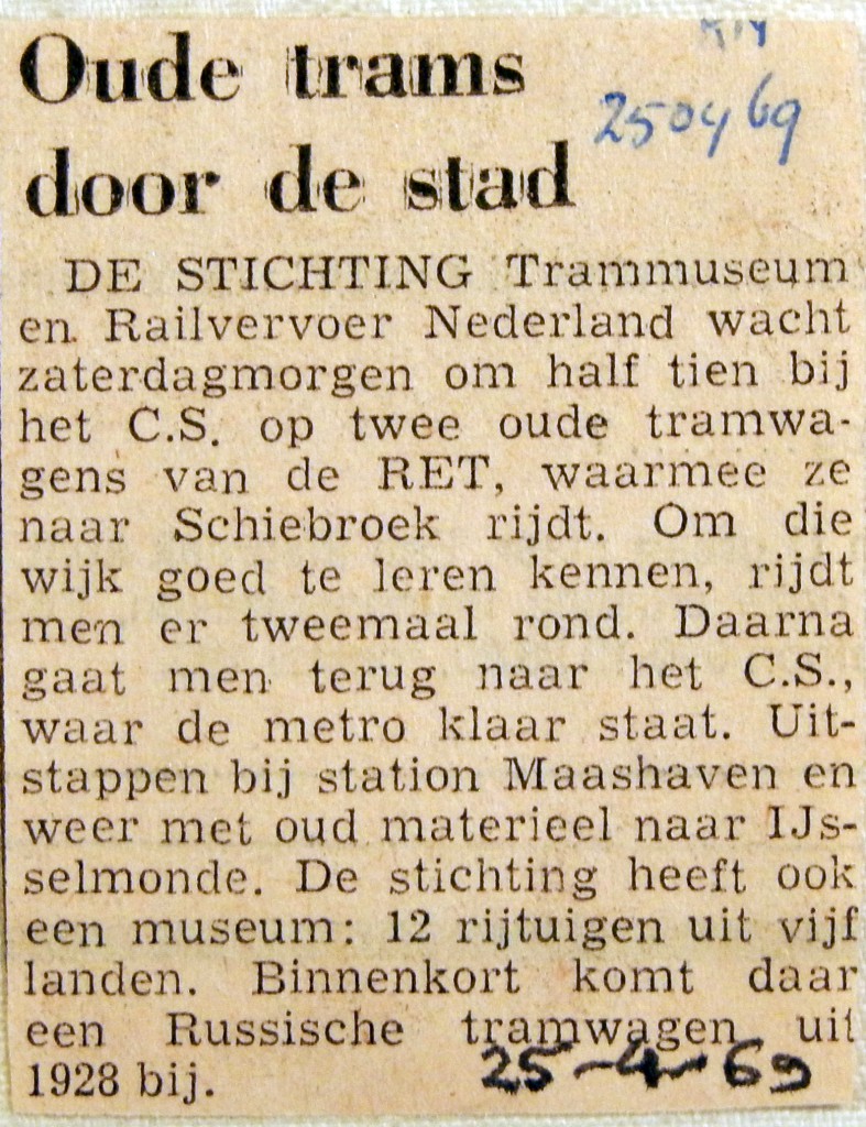 19690425 Oude trams door de stad (RN)