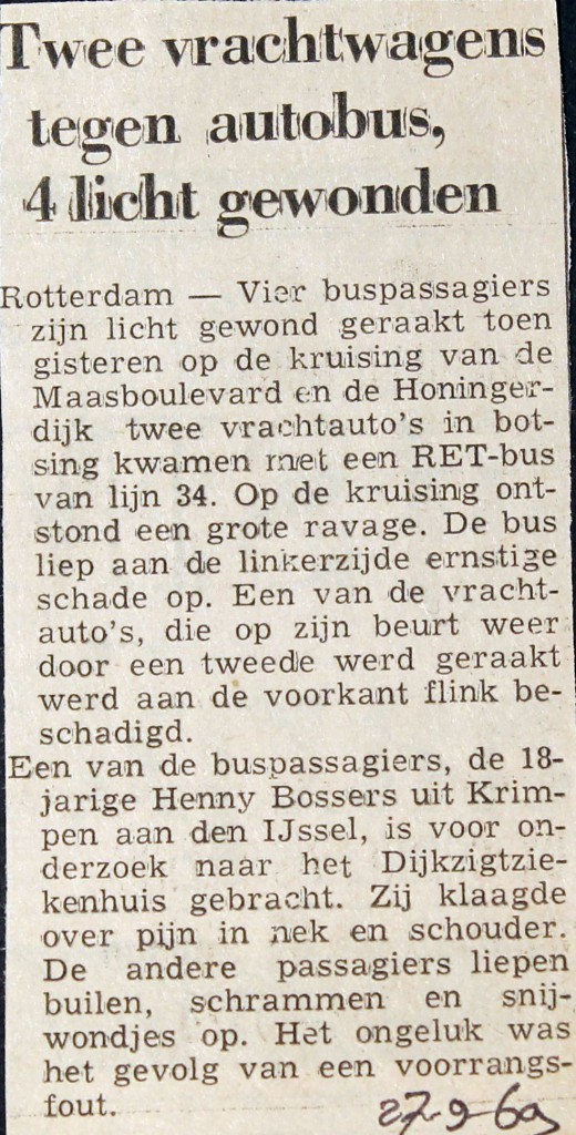 19690927 Twee vrachtwagens tegen bus.