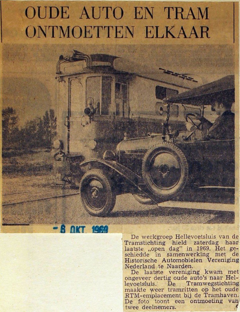 19691008 Auto en tram ontmoetten elkaar.