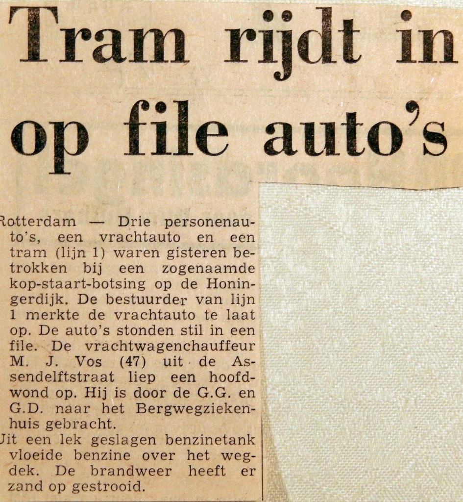 19700210 Tram rijdt in op file auto's Honingerdijk