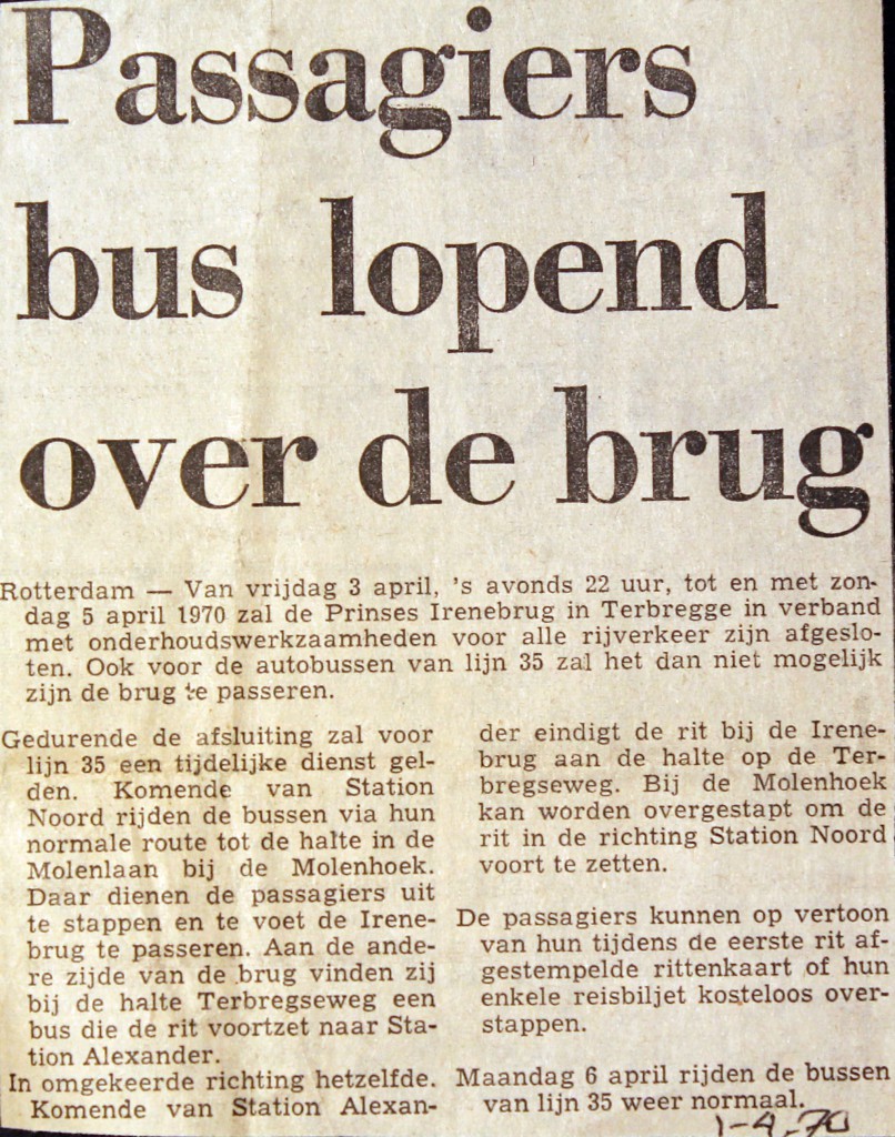 19700401 Lopend over de brug.