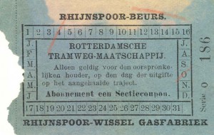 Coupon geldig voor één sectie, afgegeven aan een houder van een abonnementskaart. Het plaatsbewijs is geldig voor de trajecten Rhijnspoor – Beurs of Rhijnspoor – Wissel Gasfabriek (op de Oostzeedijk). Rhijnspoor is de oorspronkelijke naam van het Maas-station. De Nederlandsche Rhijnspoorweg-Maatschappij had in 1855  de treinverbinding Rotterdam – Utrecht geopend. In 1890 ging de onderneming op in de Maatschappij tot exploitatie van Staatsspoorwegen.